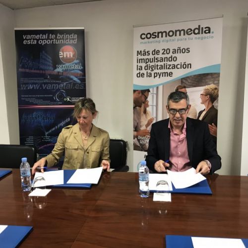Firma del acuerdo entre Cosmomedia y VAMETAL